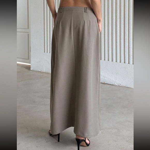 Gray front slit midi pencil skirt with slant pocket detail - Picture 2 of 4